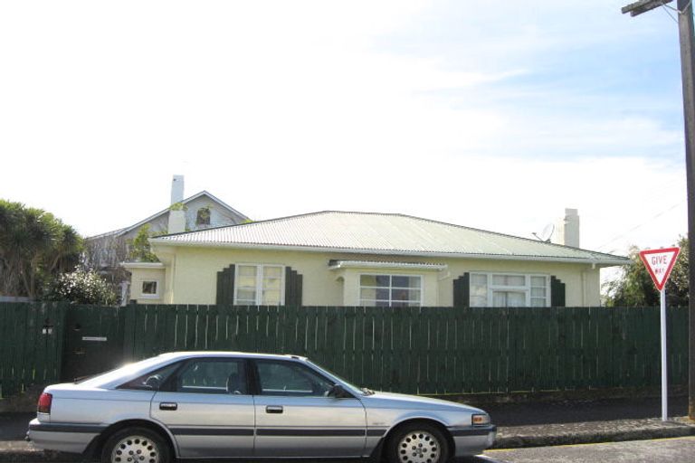 Photo of property in 25 Weymouth Street, New Plymouth, 4310