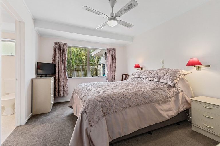 Photo of property in 47 Waiwherowhero Drive, St Andrews, Hamilton, 3200