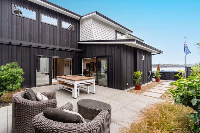 Photo of property in 32 Tindalls Bay Road, Tindalls Beach, Whangaparaoa, 0930