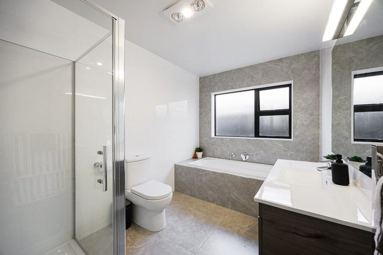 Photo of property in 38 Lumbarda Drive, Kumeu, 0810