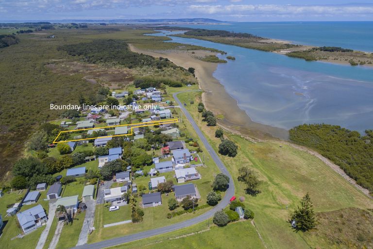 Photo of property in 19 Birds Beach Road, Tapora, 0977