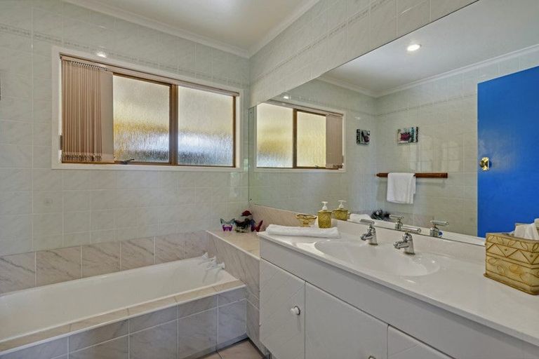 Photo of property in 801 East Coast Road, Northcross, Auckland, 0630