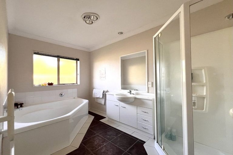 Photo of property in 10 Balmerino Grove, Waikanae, 5036