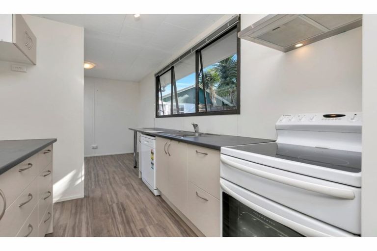 Photo of property in 2/109 Oreil Avenue, West Harbour, Auckland, 0618