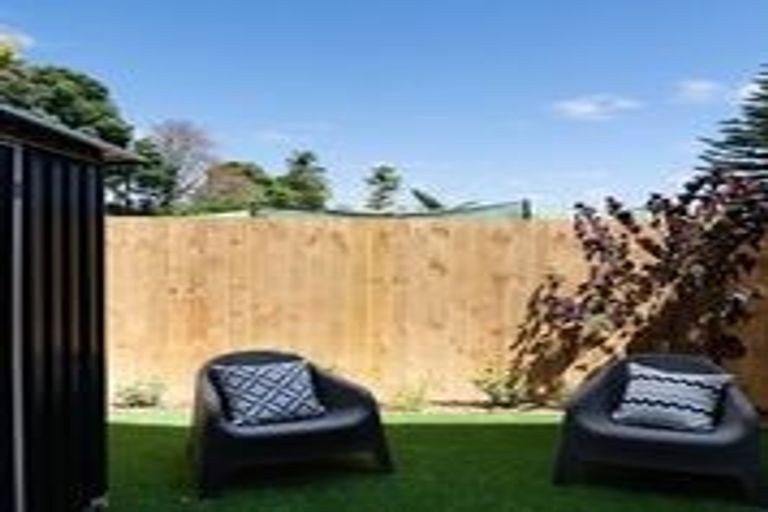 Photo of property in 11/8 Yeovil Road, Te Atatu Peninsula, Auckland, 0610