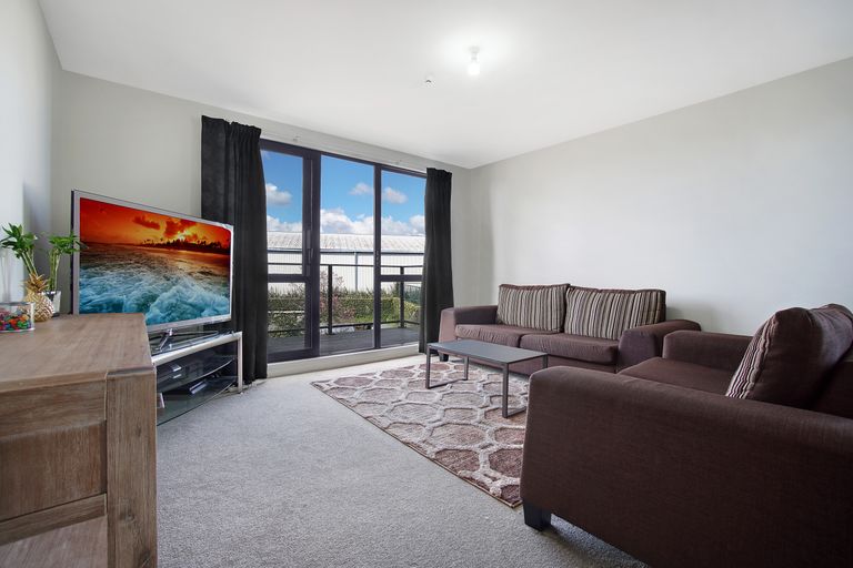 Photo of property in 68 Mountain Road, Henderson Valley, Auckland, 0612