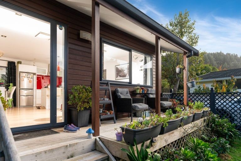 Photo of property in 96a Larsen Crescent, Tawa, Wellington, 5028