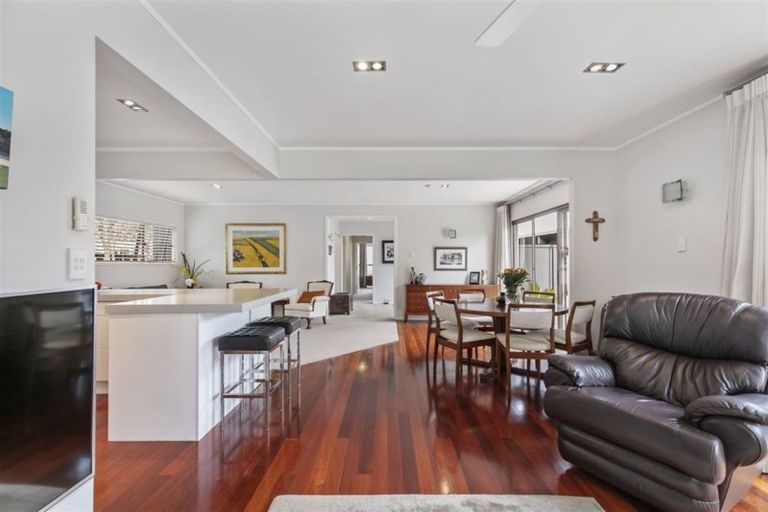 Photo of property in 13 James Evans Drive, Northcote, Auckland, 0627