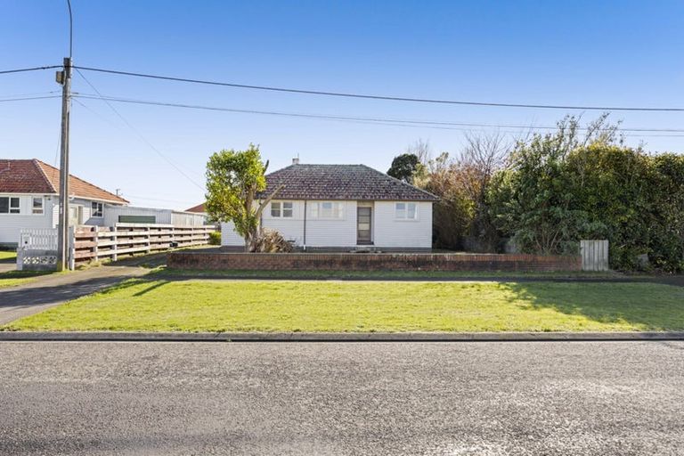 Photo of property in 3 Dixon Avenue, Hawera, 4610