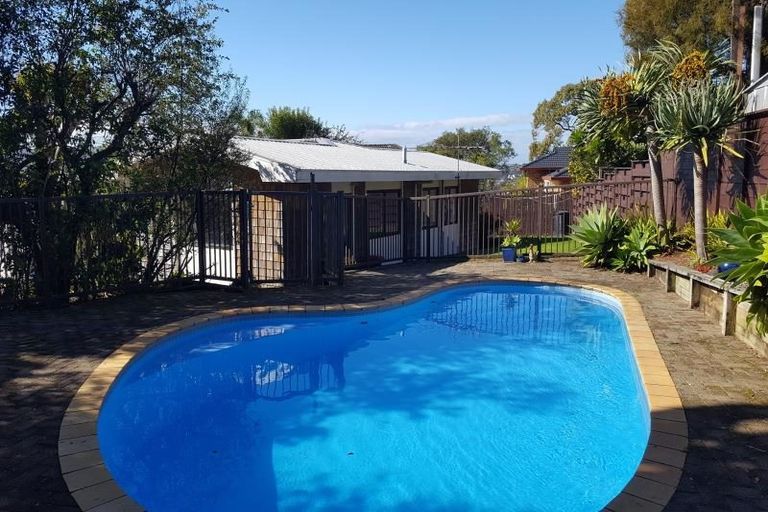 Photo of property in 6 Antilla Place, Half Moon Bay, Auckland, 2012