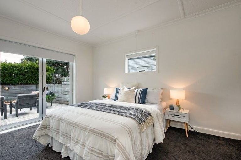 Photo of property in 116 Nevay Road, Karaka Bays, Wellington, 6022