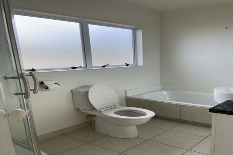 Photo of property in 2/17 Kells Place, Botany Downs, Auckland, 2010