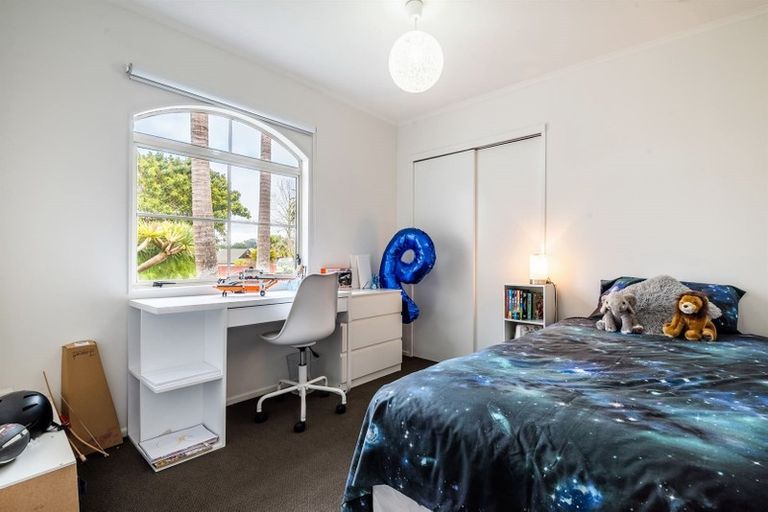 Photo of property in 17 Calypso Way, Unsworth Heights, Auckland, 0632