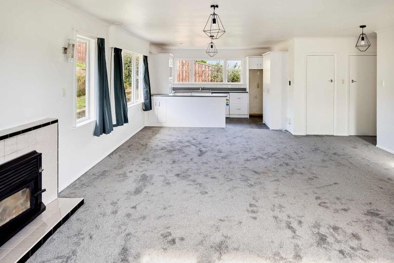 Photo of property in 22 Longcroft Terrace, Newlands, Wellington, 6037