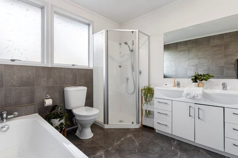 Photo of property in 24 Mandarin Place, Half Moon Bay, Auckland, 2012