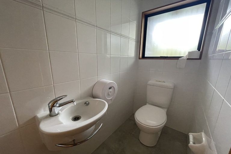 Photo of property in 1 Calypso Place, Rothesay Bay, Auckland, 0630