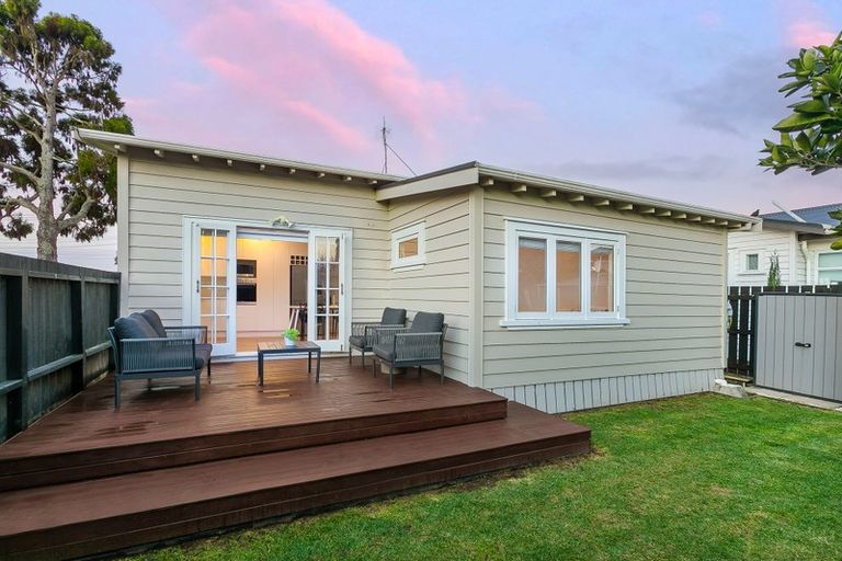 Photo of property in 20 Walmer Road, Point Chevalier, Auckland, 1022