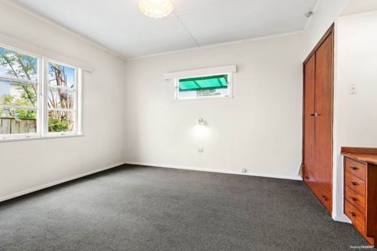 Photo of property in 14 Holland Avenue, Point England, Auckland, 1072