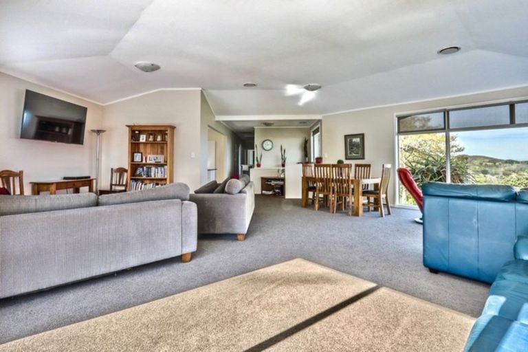 Photo of property in 55 Kakariki Grove, Waikanae, 5036