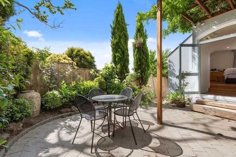 Photo of property in 1/2 Milton Road, Northcote Point, Auckland, 0627