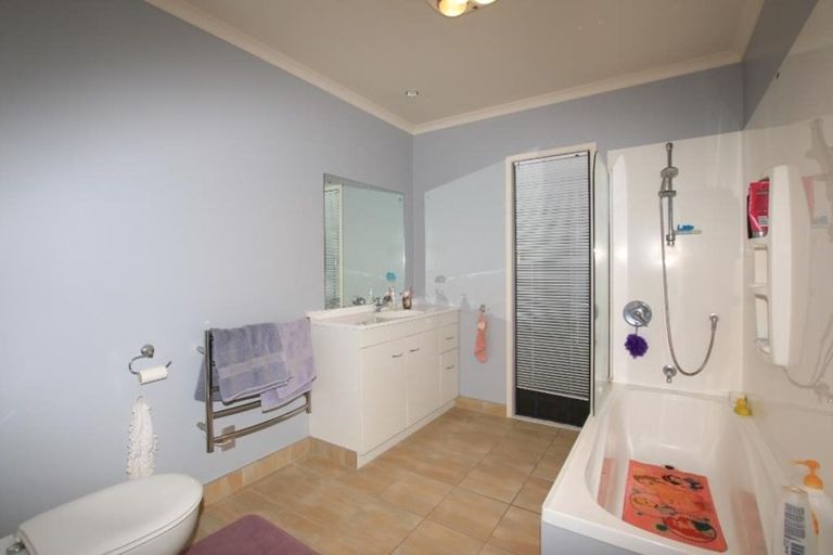 Photo of property in 7a Roberts Road, Glenfield, Auckland, 0629