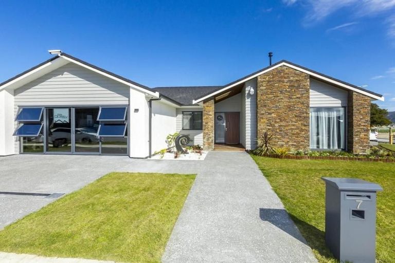 Photo of property in 7 Hopkirk Avenue, Wallaceville, Upper Hutt, 5018