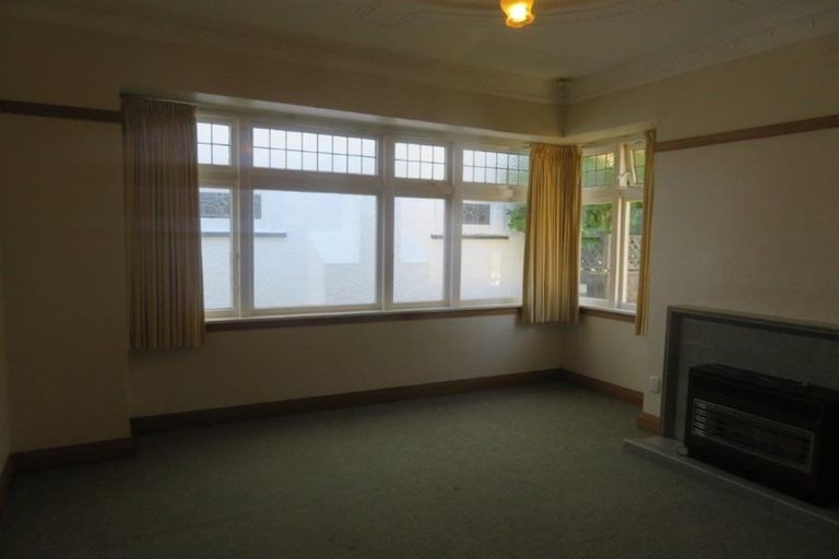 Photo of property in 22 Saint Albans Grove, Woburn, Lower Hutt, 5010