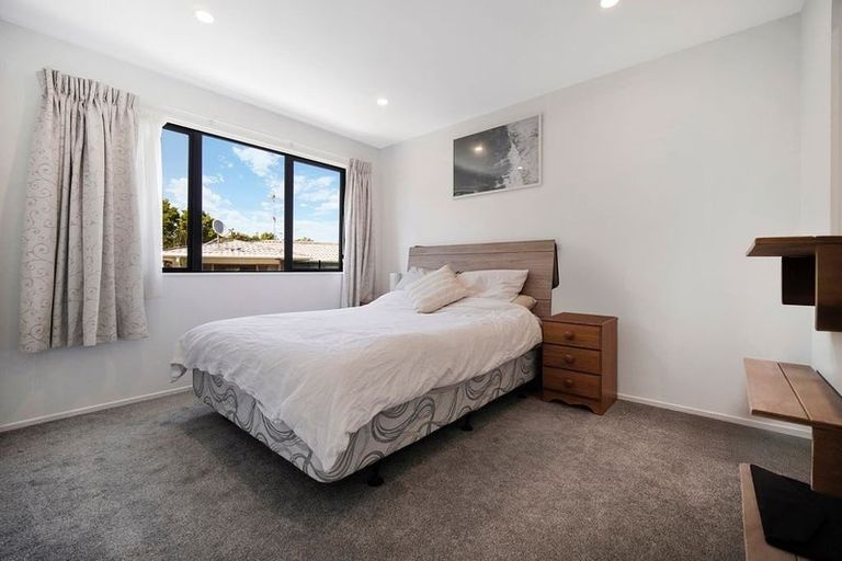 Photo of property in 15d Pipitea Place, Massey, Auckland, 0614