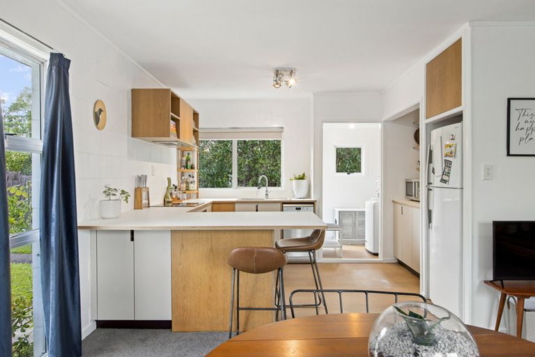 Photo of property in 1/15 Trojan Crescent, New Lynn, Auckland, 0600