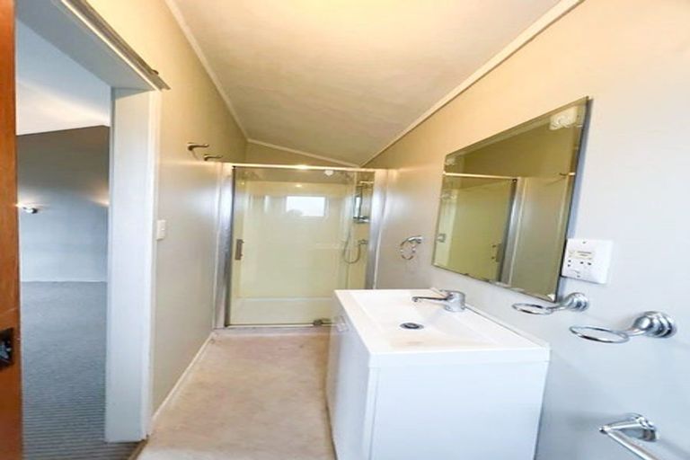 Photo of property in 4 Landsberg Way, Windsor Park, Auckland, 0632