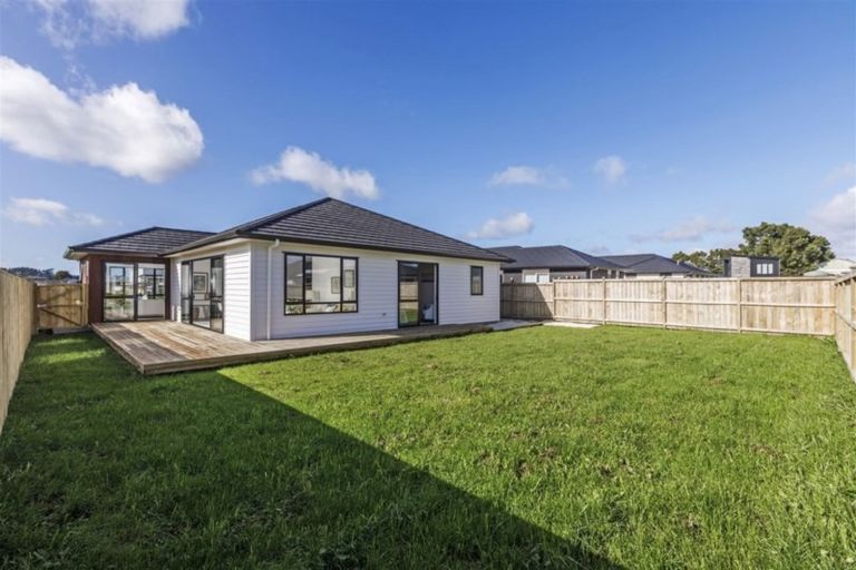 Photo of property in 11 Len Ireland Drive, Kumeu, 0810
