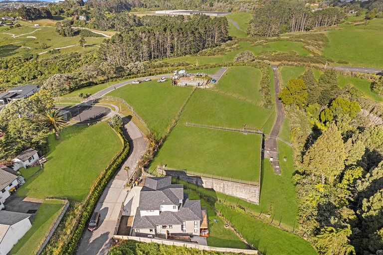 Photo of property in 40 Henriette Place, Totara Park, Auckland, 2105