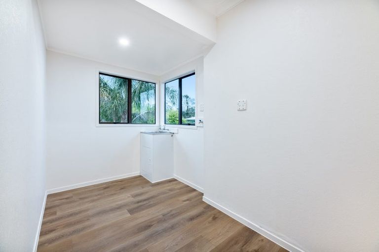 Photo of property in 34 Savoy Road, Glen Eden, Auckland, 0602