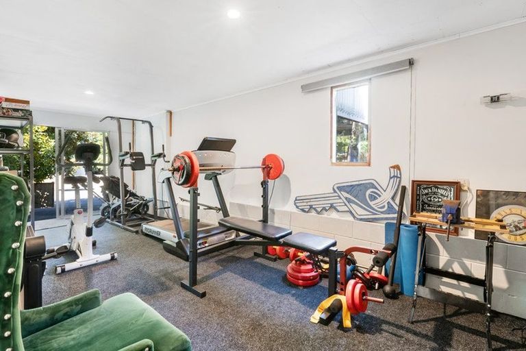 Photo of property in 8 Teviot Place, Totara Vale, Auckland, 0629