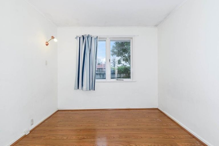 Photo of property in 38 Buscomb Avenue, Henderson, Auckland, 0610