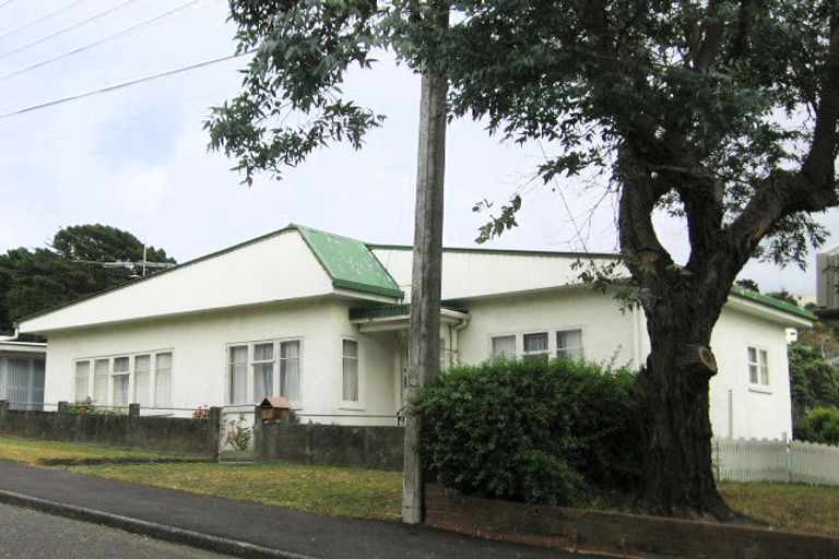 Photo of property in 10 Kellsmere Crescent, Island Bay, Wellington, 6023