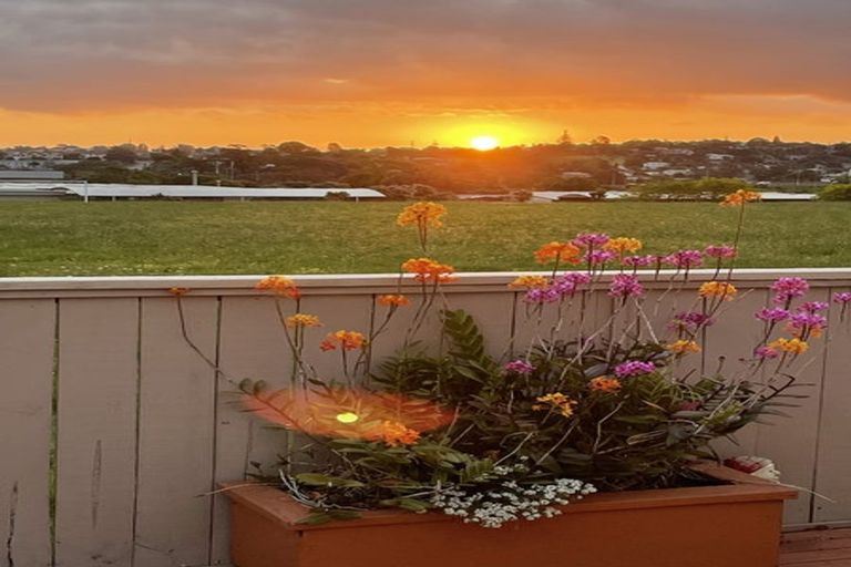 Photo of property in 1/46 Blakeborough Drive, Forrest Hill, Auckland, 0620