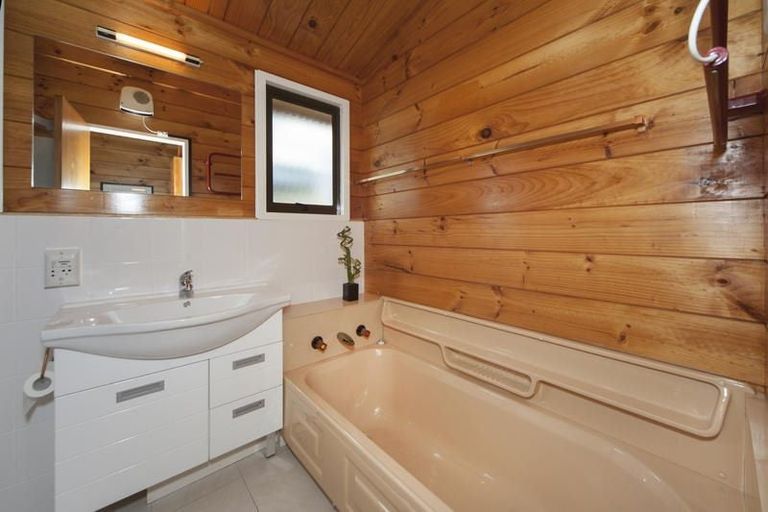 Photo of property in 10 Kitewao Street, Northcote, Auckland, 0627