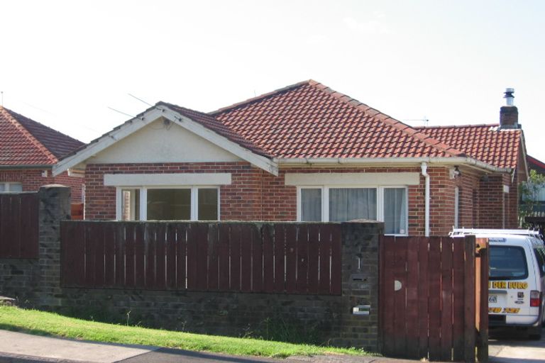 Photo of property in 1 Riverview Road, New Lynn, Auckland, 0600