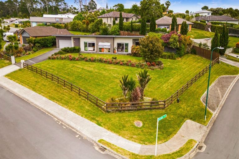 Photo of property in 1 Gavinike Place, Waimauku, 0812