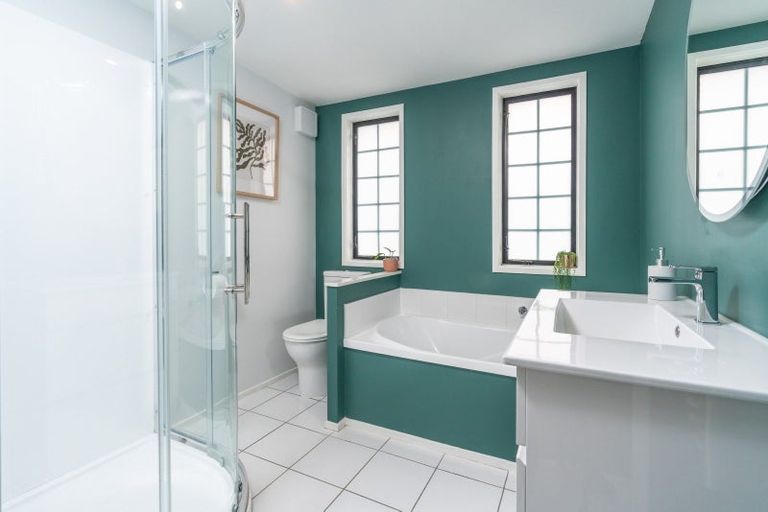 Photo of property in 154a Newlands Road, Newlands, Wellington, 6037