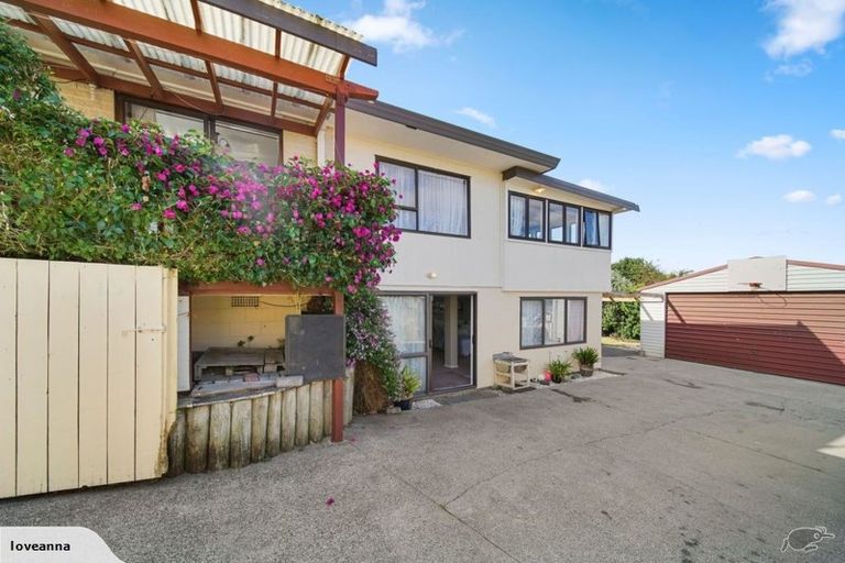 Photo of property in 16 Ransom Smyth Drive, Goodwood Heights, Auckland, 2105