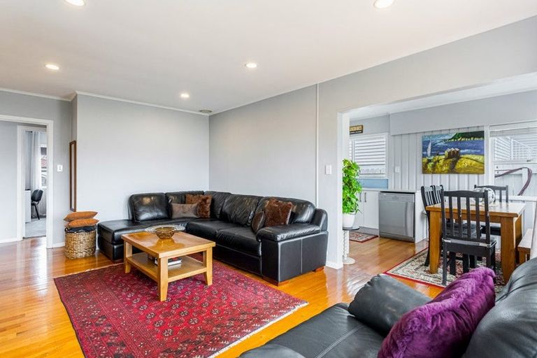 Photo of property in 1/37 Weldene Avenue, Glenfield, Auckland, 0629