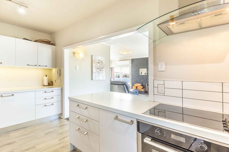 Photo of property in 18 Wellesley Road, Mangere Bridge, Auckland, 2022