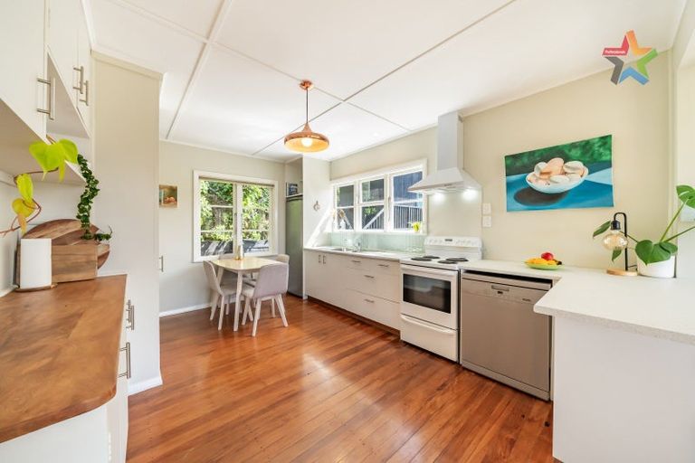 Photo of property in 157 Miromiro Road, Normandale, Lower Hutt, 5010