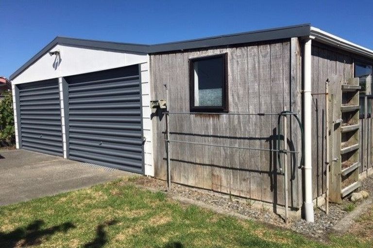 Photo of property in 2 Hewson Crescent, Otaki Beach, Otaki, 5512