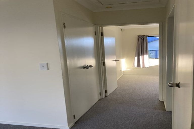 Photo of property in 102 Kemp Road, Massey, Auckland, 0614