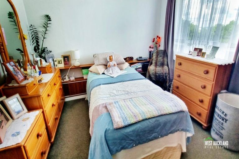 Photo of property in 24 Sherwood Avenue, Te Atatu South, Auckland, 0610