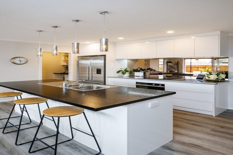 Photo of property in 120 Johnstone Drive, Fitzherbert, Palmerston North, 4410