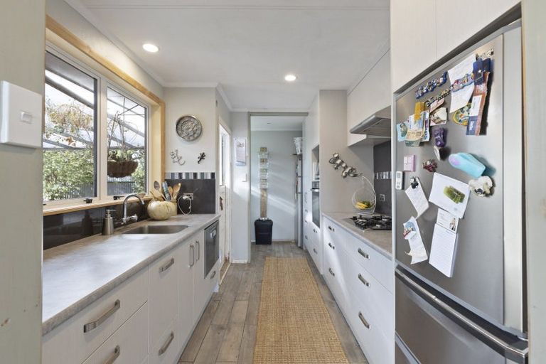 Photo of property in 8 Wairau Place, Kelvin Grove, Palmerston North, 4414